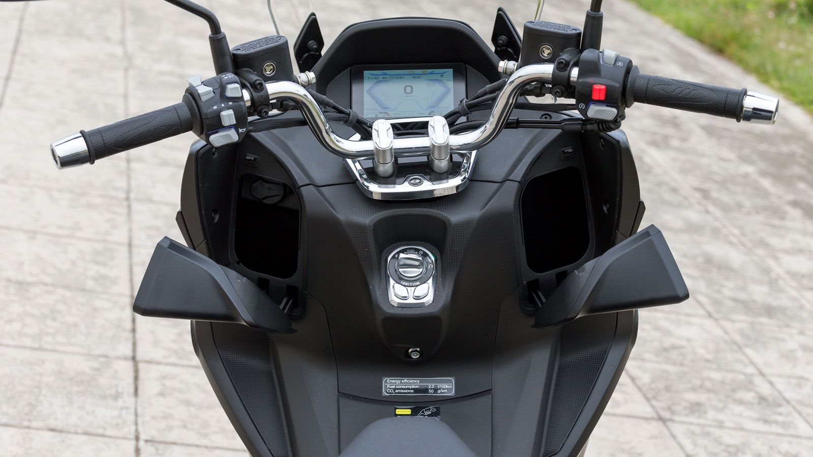 Η κατηγορία GT scooter ξεχωρίζει για τον άνετο χώρο που προσφέρει και το MTX 125 ακολουθεί πιστά αυτή τη λογική. Ο χώρος για τα πόδια είναι μεγάλος, ε